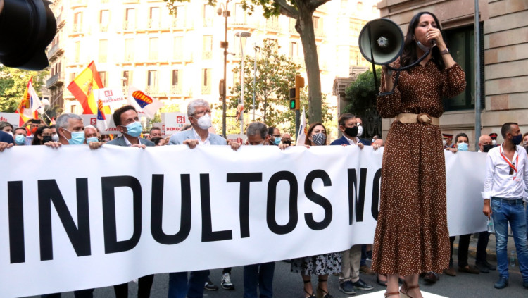 Inés Arrimadas s'adreça, megàfon en mà, a la gent congregada