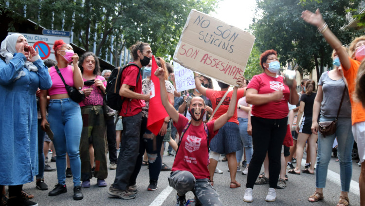 Manifestants durant la concentració davant la delegació del govern espanyol a Barcelona contra els desnonaments després del suïcidi d'un home que havia de ser desnonat, el 15 de juny del 2021. Agència Catalana de Notícies