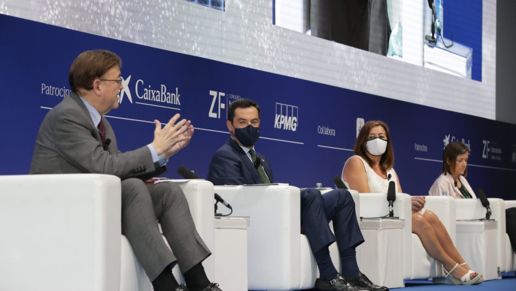 El president valencià, Ximo Puig, al costat del president andalús Juanma Moreno i de la presidenta illenca Francina Armengol al col·loqui organitzat pel Cercle d'Economia. Europa Press