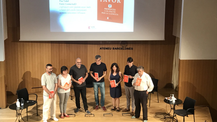 Els autors de 'Molt a favor' en la presentació del llibre a l'Ateneu Barcelonès