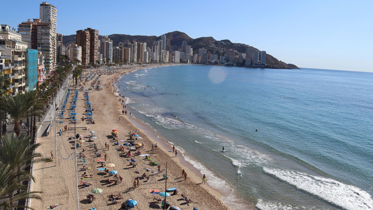 La necessitat de mantenir la distància social va dur molts municipis, com Benidorm, a implementar noves mesures als espais públics. Europa Press