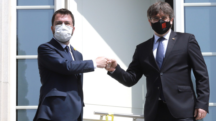 Pere Aragonès i Carles Puigdemont davant la Casa de la República de Waterloo. Robert Moreno