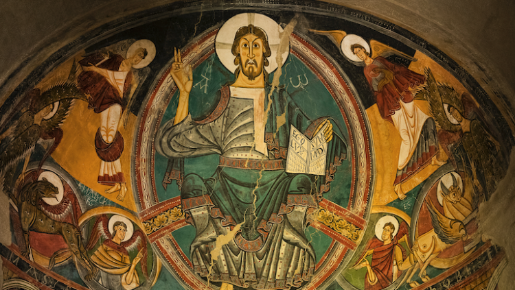 Les pintures de Taüll al MNAC estan «esponjades». Les pintures arrencades de Taüll es van haver d’exposar en una rèplica de l’absis de Taüll que és una mica més ampla que l’original. Per això els evangelistes de la part superior, que a Taüll estaven empegats a la màndorla, aquí estan separats per una franja de pintura (blava i daurada) afegida.. MNAC