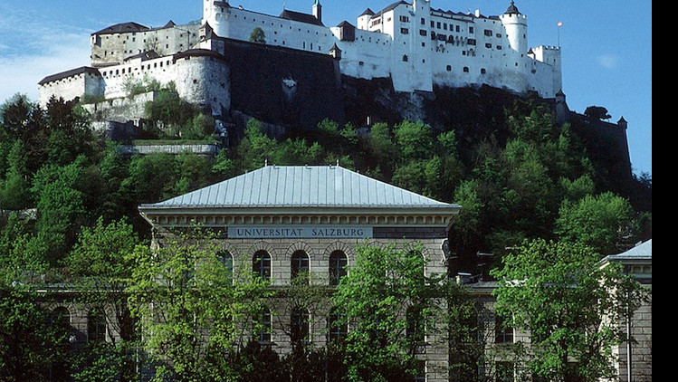 La Universitat de Salzburg, des del riu Salzach