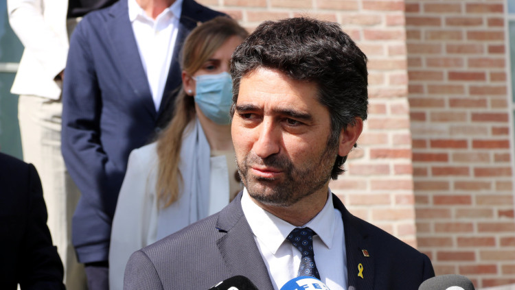 Primer pla de l'expresident i eurodiputat de Junts, Carles Puigdemont, durant una roda de premsa a la Casa de la República a Waterloo amb el vicepresident del Govern, Jordi Puigneró, de fons, el 20 de juny del 2021. Agència Catalana de Notícies