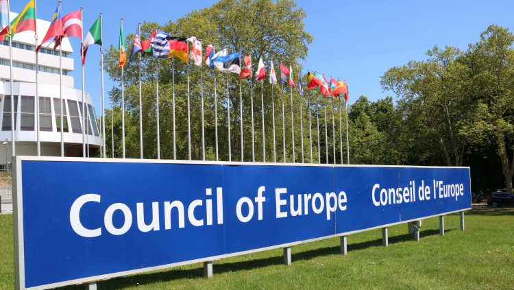 Pla general del cartell on es llegeix 'Consell d'Europa', davant la seu de la institució, a Estrasburg. Agència Catalana de Notícies