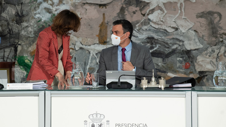 Pla mitjà del president del govern espanyol, Pedro Sánchez, amb la vicepresidenta primera, Carmen Calvo, a la reunió del Consell de Ministres que concedeix els indults als presos independentistes, el 22 de juny de 2021. Agència Catalana de Notícies