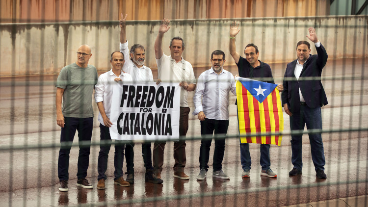 Els set presos polítics de Lledoners són fotografiats tot just abans de la sortida. Jordi Play