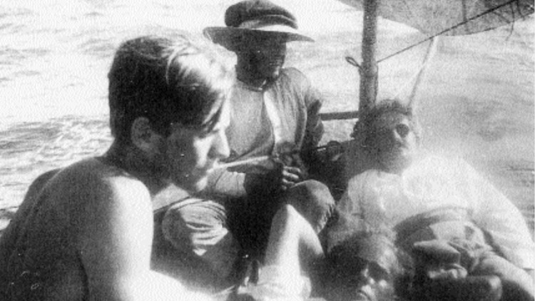 D’ esquerra a dreta Jean Selz, el pescador Tomás Varó, Paul-René Gauguin i Walter Benjamin amb ulleres de sol en una excursió en barca al 1933
