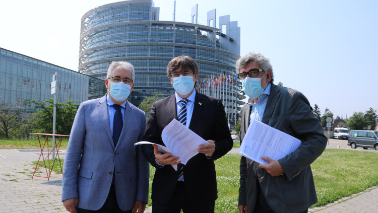 Pla general dels advocats Jordi Pina i Francesc Homs, acompanyats pel president Puigdemont, amb el recurs de Jordi Turull al Tribunal Europeu de Drets Humans per la condemna de l’1-O, davant del Parlament Europeu a Estrasburg el 10 de juny del 2021. Homs i Puigdemont són dos dels assenyalats pel Tribunal de Comptes en l'última actuació. Agència Catalana de Notícies