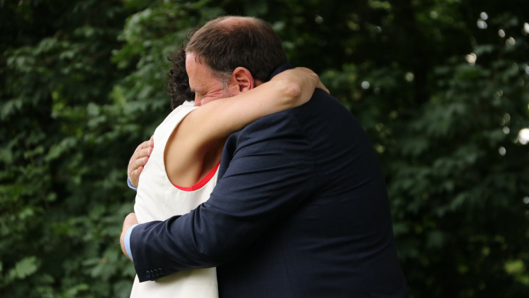 El president d'Esquerra Republicana, Oriol Junqueras, i la secretària general d'ERC, Marta Rovira, s'abracen en la seva primera trobada presencial després de quatre anys a Ginebra, el 30 de juny del 2021. Agència Catalana de Notícies