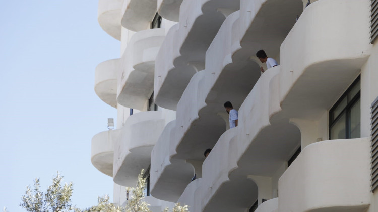 L'hotel en què van ser allotjats els joves turistes que van ser aïllats pel macrobrot de Covid. Europa Press