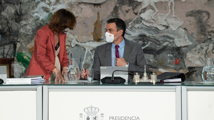 Pla mitjà del president del govern espanyol, Pedro Sánchez, amb la vicepresidenta primera, Carmen Calvo, a la reunió del Consell de Ministres que concedeix els indults als presos independentistes, el 22 de juny de 2021. Agència Catalana de Notícies