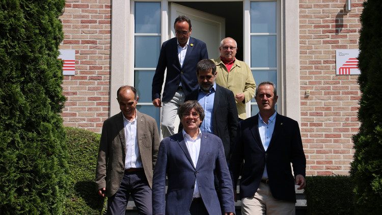Carles Puigdemont, Jordi Sànchez, Jordi Turull, Josep Rull, Joaquim Forn, i Lluís Puig sortint de la Casa de la República Waterloo, 2 de juliol del 2021. Agència Catalana de Notícies