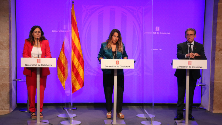 La consellera de la Presidència, Laura Vilagrà; la portaveu del Govern, Patrícia Plaja; i el conseller d'Economia, Jaume Giró; durant la roda de premsa a Palau del 6 de juliol de 2021. Agència Catalana de Notícies