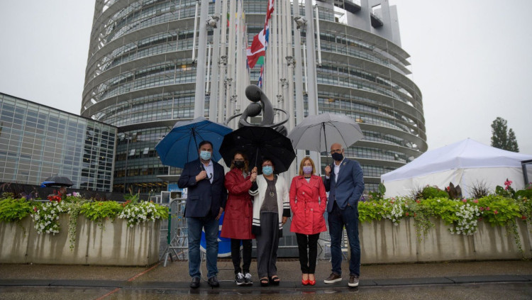 Oriol Junqueras, Meritxell Serret, Dolors Bassa, Carme Forcadell i Raül Romeva davant el Parlament Europeu, ubicat a la ciutat francesa d'Estrasburg. Esquerra Republicana de Catalunya