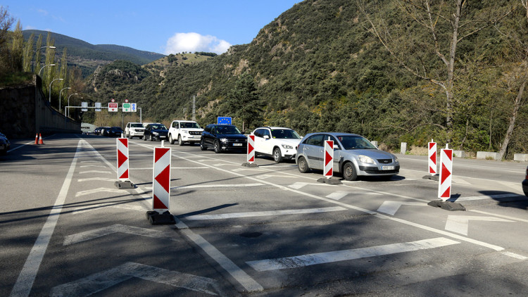 Pla general de cotxes circulant en direcció a Andorra, just abans de travessar la frontera, el 17 d'abril de 2021. Agència Catalana de Notícies