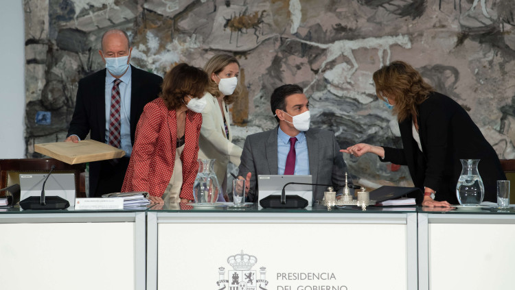 Pla mitjà del president del govern espanyol, Pedro Sánchez, envoltat de les vicepresidentes Calvo, Calviño i Ribera i del ministre de Justícia, Juan Carlos Campo, al Consell de Ministres que concedeix els indults, el 22 de juny de 2021. Agència Catalana de Notícies