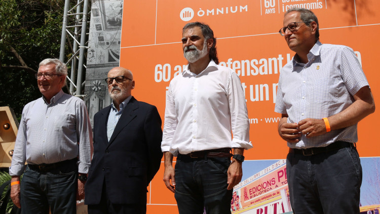 Pla conjunt de president d'Òmnium, Jordi Cuixart, amb els expresidents de l'entitat Quim Torra, Josep Millàs i Jordi Porta. Agència Catalana de Notícies