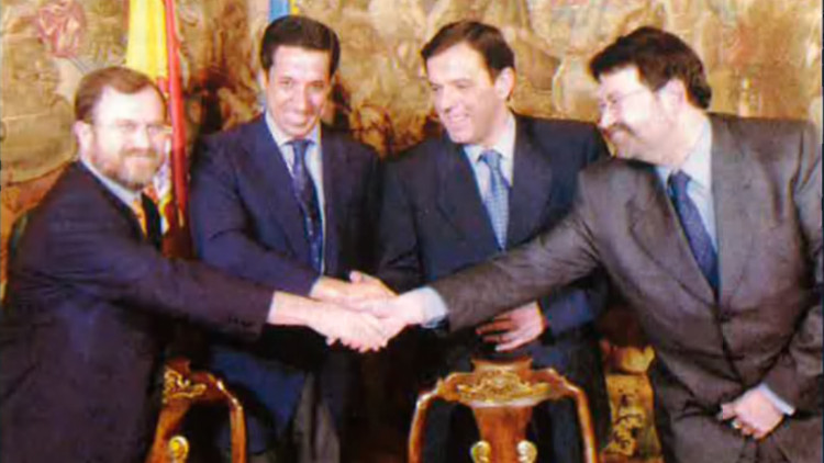 Alejandro Font de Mora, Eduardo Zaplana, Joan Ignasi Pla i Ximo Puig signen la composició de l'AVL i el "pacte pel valencià" al juny del 2001. Arxiu EL TEMPS
