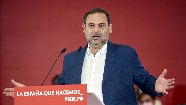 El secretari d'organització del PSOE, José Luis Ábalos, gesticula en l'acte sobre municipalisme a Sevilla, el 20 de juny del 2021. Agència Catalana de Notícies