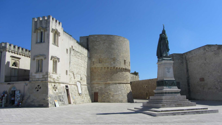 Castell d’Otranto. Després del setge  del 1480, el va reconstruir  Alfons II de Nàpols. De la fase catalana només queda una torre i part de les muralles