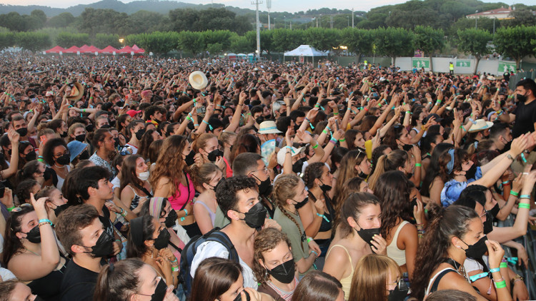Pla general del públic durant l'actuació de Stay Homas al Canet Rock. Agència Catalana de Notícies