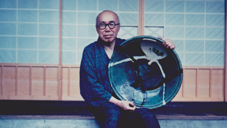 Hamada Shoji a Mashiko amb una de les ceràmiques destinades al Museu Etnològic de Barcelona, juny 1961. Successió Serra. Eudald Serra
