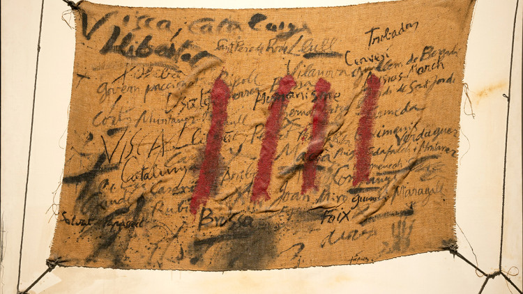 Inscripcions i quatre barres damunt arpillera, 1971. Procediment mixt i assemblatge sobre tela.. Col·lecció Tatxo Benet