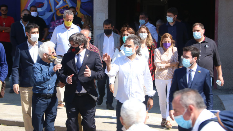 Jordi Cuixart, acompanyat dels presidents Carles Puigdemont i Pere Aragonès i de l'activista nord-català Pere Manzanares, arriben a l'acte per celebrar l'aniversari d'Òmnium Cultural. ACN