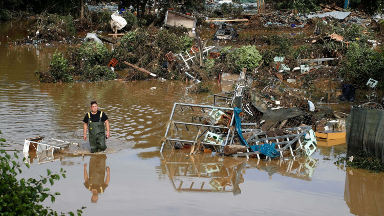Pla general d'un home caminant per l'aigua a la ciutat de Bad Neuenahr-Ahrweiler (Renània-Palatinat) afectada per les inundacions, el 15 de juliol del 2021. Agència Catalana de Notícies