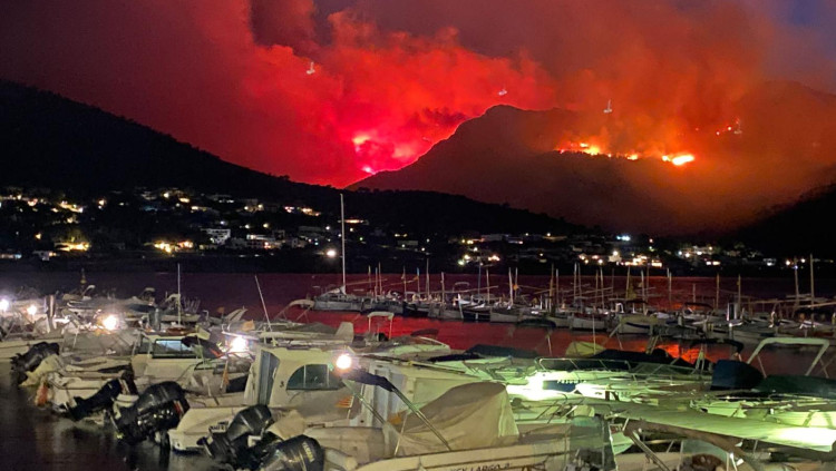 Vista nocturna d'un incendi entre Llançà i Port de la Selva presa des del port marítim del segon municipi. 16 de juliol del 2021. Agència Catalana de Notícies