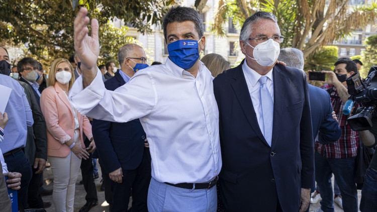 Carlos Mazón, abraçat a Enric Esteve, president de Lo Rat Penat, en el seu acte de presentació com a candidat a la presidència del PPCV.. Miguel Lorenzo