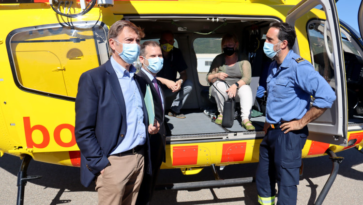 Pla americà del director de Prevenció, Extinció d'Incendis i Salvaments, Joan Delort, el cap de Bombers, David Borrell, el delegat del Govern a l'Alt Pirineu i Aran, Ricard Pérez, al costat de l'helicòpter del Pirineu, el 5 de juliol de 2021. Agència Catalana de Notícies