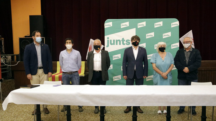 Pla general de la signatura del conveni de col·laboració entre Junts per Catalunya i Unitat Catalana, el 19 de juliol del 2021. Agència Catalana de Notícies