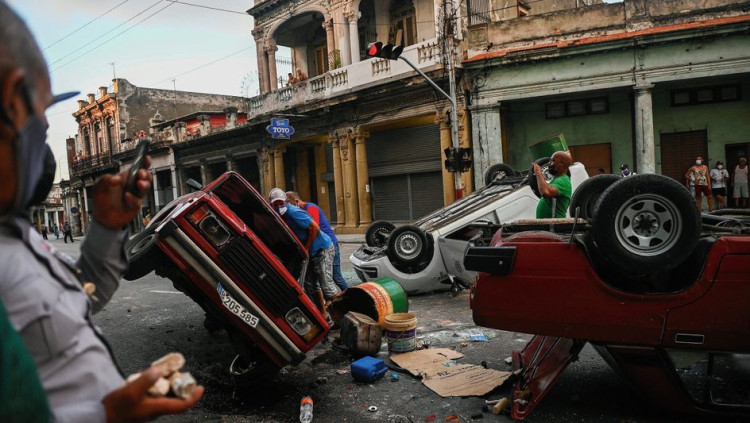 Un grup de manifestants bolquen un cotxe en una manifestació anticastrista a L'Havana. Der Spiegel