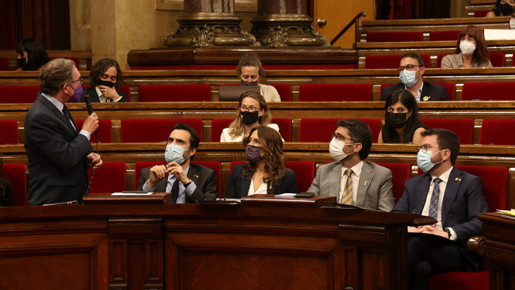 El president de la Generalitat, Pere Aragonès, es mira el conseller d'Economia i Hisenda, Jaume Giró, durant la sessió de control al Parlament. Agència Catalana de Notícies