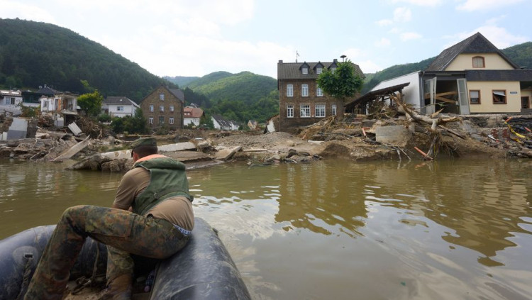 Un pont de Renània destruït per les inundacions recents. Der Spiegel