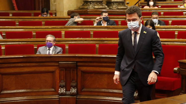 Pla mitjà del president de la Generalitat, Pere Aragonès, sortint de l'hemicicle del Parlament amb el conseller d'Economia i Hisenda, Jaume Giró, en segon pla el 22 de juliol del 2021. Agència Catalana de Notícies