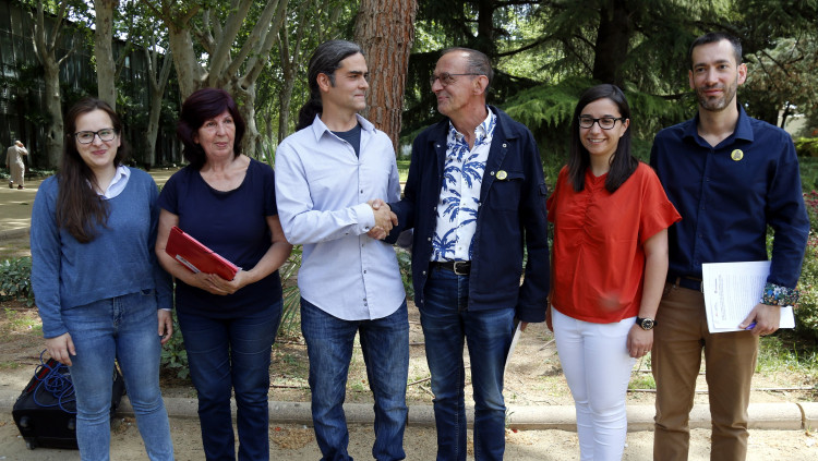 L'any 2019, el Comú de Lleida i Esquerra van arribar a un acord per formar govern, conjuntament amb Junts per Catalunya. A la imatge, membres dels dos partits durant la firma del pacte. Agència Catalana de Notícies