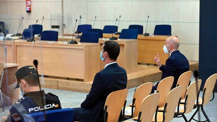 Pla general del judici a l'Audiència Nacional contra dos mossos d'Esquadra, d'esquena, que acompanyaven Puigdemont a Alemanya el març del 2018, el 6-7-21. Agència Catalana de Notícies