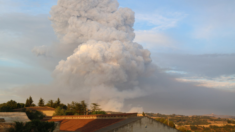 Pla general de la gran columna de fum que s'ha revifat al cap de l'incendi de la Conca de Barberà i l'Anoia i que es veu des de Santa Coloma de Queralt. Agència Catalana de Notícies