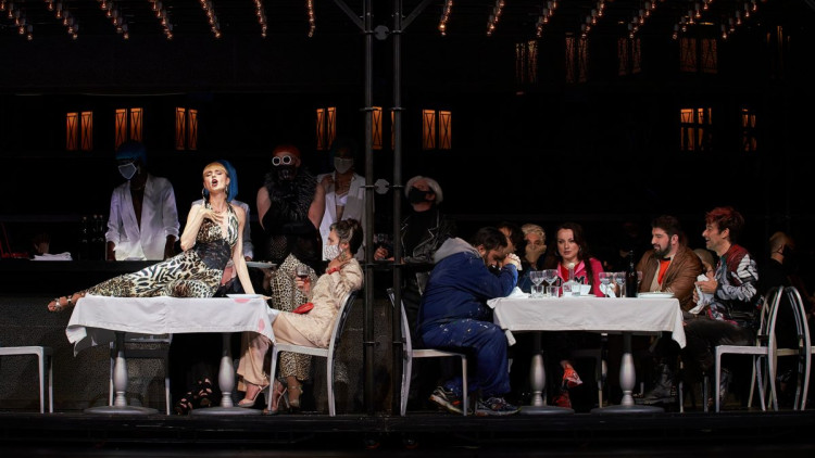 Un instant del segon acte de La Bohème d’Àlex Ollé. David Ruano