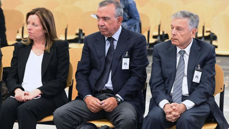 D'esquerra a dreta, els condemnats María Dolores Amorós i Roberto López Abad, asseguts al banc dels acusats al costat de Modesto Crespo, que n'ha resultat absolt.. EFE