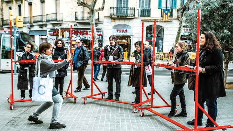 Intervenció del projecte ConsCIÈNCIES a la Plaça, en col·laboració amb Nus Teatre i estudiantat de l’escola de disseny Elisava per a la Biennal Ciència i Ciutat, celebrada a Barcelona el 2019 i organitzada per l’Institut de Cultura de Barcelona. Thomas Vilhem