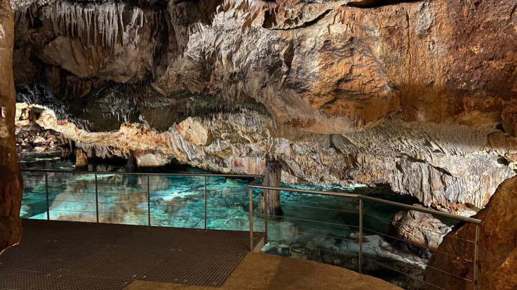 La cova de s’Aigua, primera cova turística, a la dreta el Teatre des Born de Ciutadella