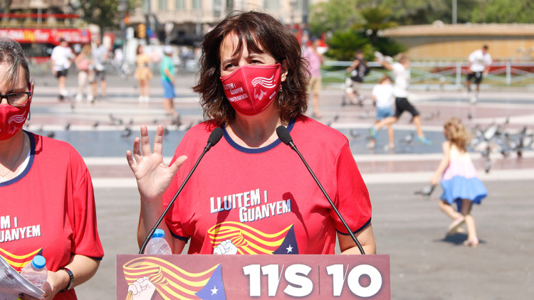 Pla mitjà de la presidenta de l'ANC, Elisenda Paluzie, en roda de premsa a la Plaça de Catalunya per anunciar les mobilitzacions de l'1 al 3 d'octubre. Agència Catalana de Notícies
