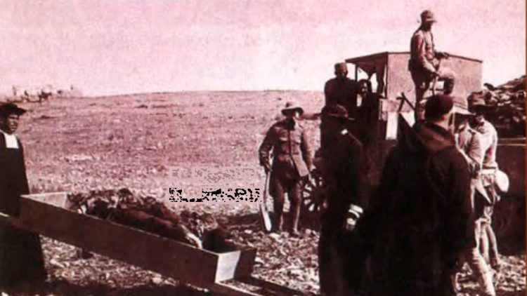 Un grup de sacerdots recull cadàvers de soldats després del desastre d'Annual l'estiu de 1921.. Arxiu EL TEMPS