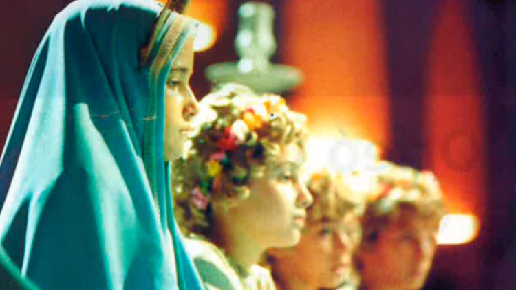Els xiquets de l'Escolania del Misteri d'Elx són un dels punts d'atracció de la festa mariana. En l'espectacle de Lluís Llach, 'Germanies 2007', s'han triat deu xiquets i deu xiquetes per reforçar la coral. Arxiu EL TEMPS