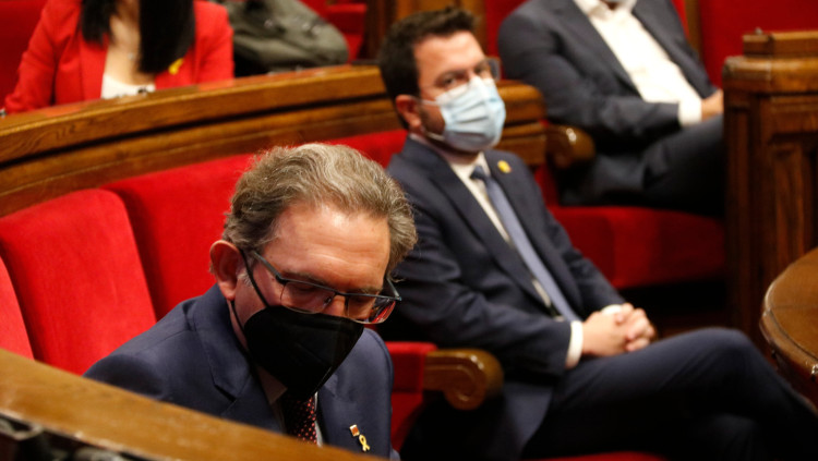 Pla obert del conseller d'Economia i Hisenda, Jaume Giró, i el president Aragonès durant el ple del Parlament del 29 de juliol del 2021. Agència Catalana de Notícies